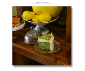 Detailansicht der geriffelten Glas-Kuchenhaube mit Matcha-Kuchen auf passendem Dessertteller