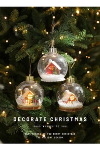 Detalle de bolas de Navidad luminosas con escenas de nieve en miniatura y luz LED cálida