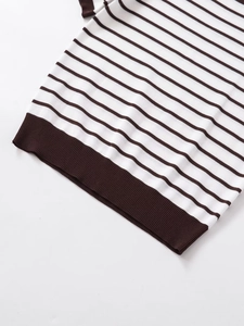 Detailaufnahme der gestreiften Strickoberteil mit braunem Rippsaum und feiner Textur
