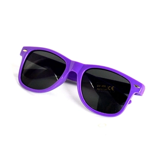 Dettaglio di occhiali da sole in plastica viola con lenti UV400 e certificazione CE