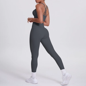 Détail du soutien-gorge de yoga à dos croisé et legging taille haute en maille gris foncé