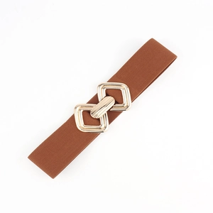 Détail d'une large ceinture élastique marron avec boucle géométrique en métal doré