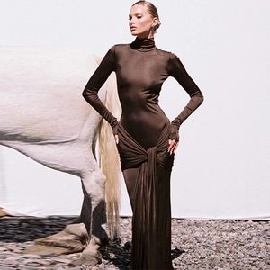 Détail d'une robe maxi marron foncé moulante avec col roulé et nœud drapé à la taille