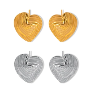 Strukturierte herzförmige Ohrstecker in Gold und Silber mit geometrischen Linien