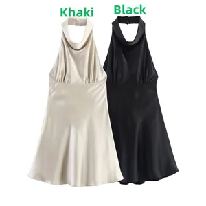 Détail du col bénitier et du satin plissé sur les robes sans manches kaki et noires