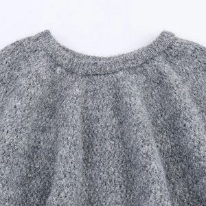 Pull en tricot gris avec texture pelucheuse, col rond et détails au crochet de qualité