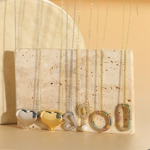 Collana minimalista con pendente a cuore placcata oro 14K con zirconi e dettagli in perle