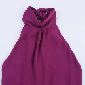 Robe dos nu violette sexy pour femmes avec col licou et détails plissés pour l'été
