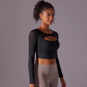 Détail de l'empiècement en mesh transparent et découpe goutte sur haut de yoga noir