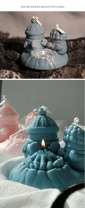 Dettaglio di candele profumate a forma di pupazzo di neve in rosa e blu con cappelli