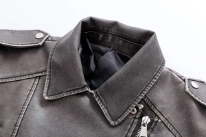 Détails du revers et de l'épaule d'une veste en cuir gris lavé avec fermeture éclair