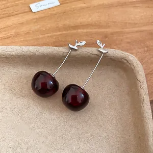 Eleganti orecchini a ciliegia in resina rosso scuro con ganci in metallo argento