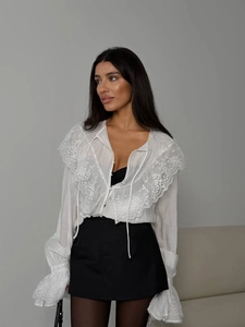 Élégante blouse blanche en dentelle à col en V français avec volants et manches évasées