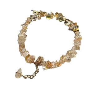 Nahaufnahme von unregelmäßigem Natur-Citrin-Perlenarmband mit goldener verstellbarer Kette