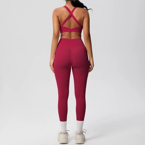 Detalle de mallas de yoga de cintura alta sin costuras y sujetador con espalda cruzada