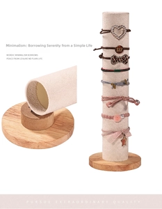 Détail du support de chouchous en velours avec socle en bois et assemblage amovible