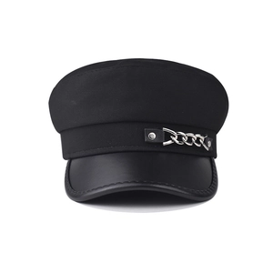 Détail d'une casquette militaire noire avec chaîne métallique argentée et visière en similicuir