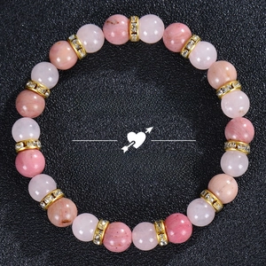 Détail du bracelet en quartz fraise et perles de grenat sur fond de cuir noir texturé