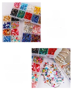 Kit gioielli fai-da-te macro con perline colorate e un bracciale fatto a mano