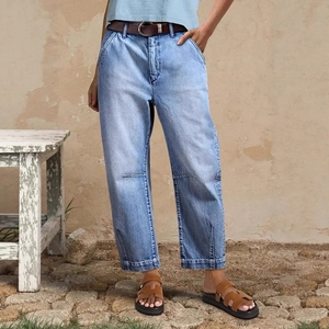 Jean droit court pour femme en denim bleu délavé avec ceinture en cuir marron chic
