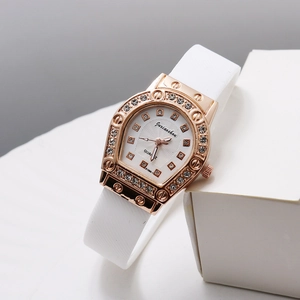 Luxuriöse Damen-Quarzuhr in Roségold mit Diamantbesatz und weißem Armband