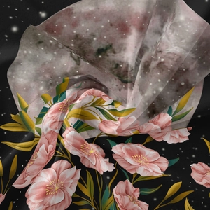 Gros plan d'une tapisserie florale aux fleurs roses sur un fond de ciel nocturne étoilé