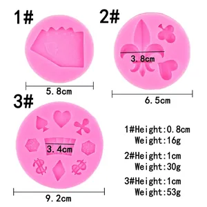 Tres moldes de silicona rosa con tema de póker que incluyen picas, corazones y medidas