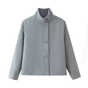 Détail d'un manteau gris en laine avec col montant et boutons élégants