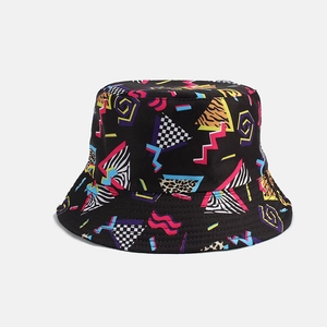 Vista dettagliata dei vivaci motivi geometrici su questo cappello alla pescatora.