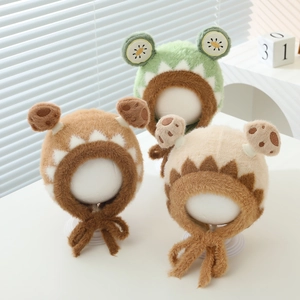 Drei Plüsch-Wintermützen mit Ohrenklappen für Kinder in Grün, Braun und Beige-Tönen