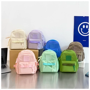 Collection de sacs à dos légers en nylon pour enfants en sept couleurs vives