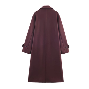 Vue arrière d'un manteau long en laine bordeaux avec détails boutonnés aux poignets