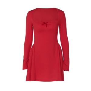 Robe courte rouge à manches longues avec décolleté carré et nœud sur le devant