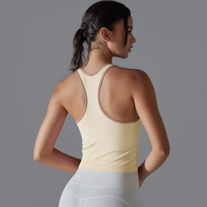 Détail du tissu côtelé et du dos nageur de ce débardeur de yoga jaune pour femme