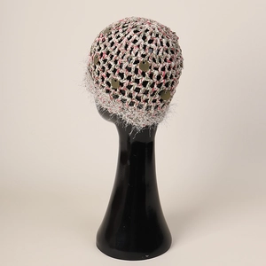 Détail du bonnet au crochet avec paillettes dorées et bordure en fausse fourrure blanche