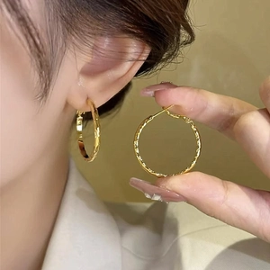 Boucles d'oreilles créoles dorées géométriques avec motif de torsion en spirale pour femme