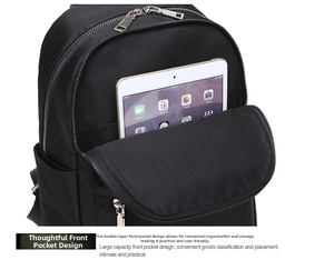 Tasca frontale con zip dello zaino oxford nero che mostra lo spazio per tablet