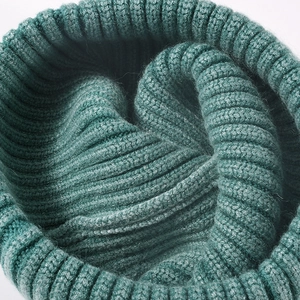 Dicke dunkelgrüne gerippte Strickmütze für Damen und Herren mit warmem Wollmix