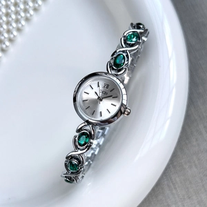 Montre quartz élégante pour femme en argent avec bracelet aux pierres vertes