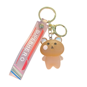 Mignon porte-clés ours brun avec sangle en résine rose et anneau doré en métal