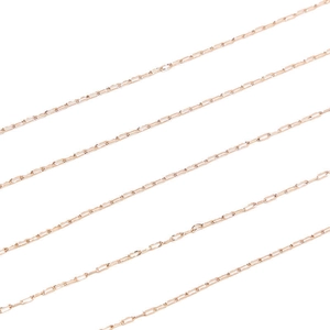 Chaîne fine en acier inoxydable or rose pour création de bijoux DIY sur fond blanc