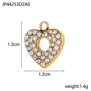 Vista dettagliata del ciondolo a cuore con strass di 1,3 cm per 1,2 cm