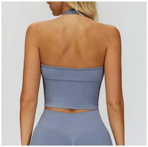Detailansicht der Rückseite: graublauer Halter-Yoga-BH und passende Leggings