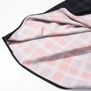 Detailaufnahme des rosa Karofutters und der schwarzen Saumnaht des Rock-Sets