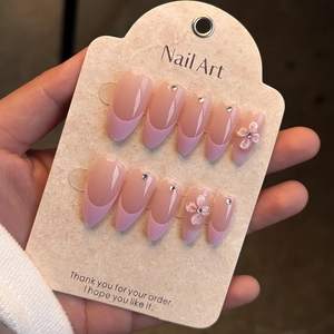 Detailansicht rosa French Press-On-Nägel mit 3D-Blumen und funkelnden Strasssteinen
