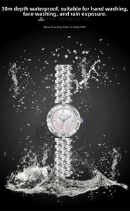 Dettaglio orologio donna con quadrante in madreperla e impermeabilità 30m tra gli spruzzi