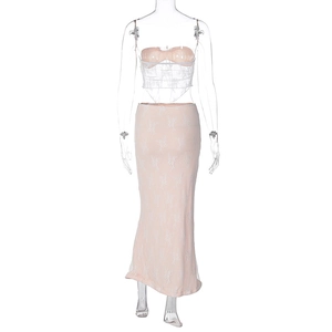 Détail d'un ensemble jupe moulante rose avec dentelle blanche et haut bustier sans bretelles