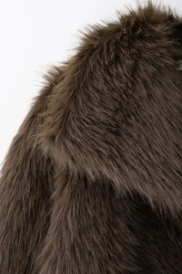 Gros plan sur la texture de fausse fourrure marron dense et aux fibres douces