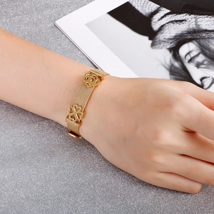 Bracelet en maille dorée avec breloques trèfle à cœur et rose serties de strass brillants