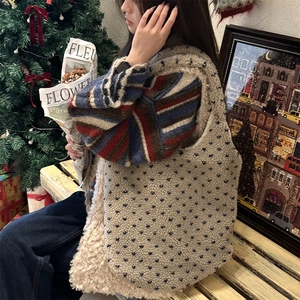 Gros plan sur le sac fourre-tout en polaire blanche à pois bleus en hiver